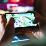 Mobile Gaming vs. Konsolenspiele: Vor- und Nachteile sowie Tipps zur Auswahl des perfekten Geschenks.